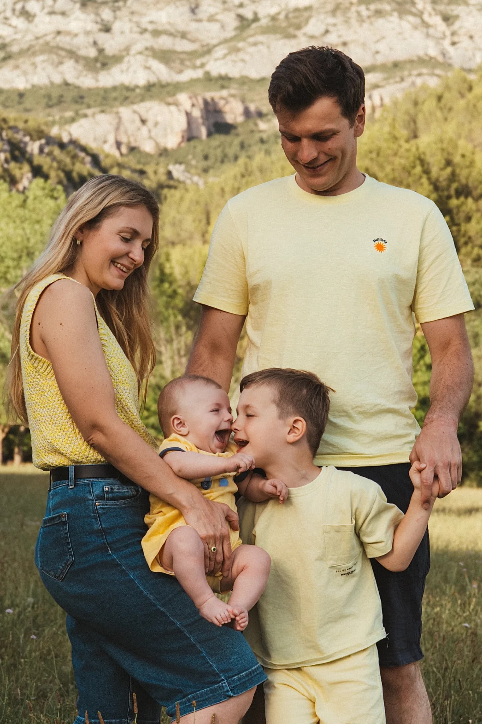 Photo famille extérieur Aix, Sainte-Victoire en lumière dorée
