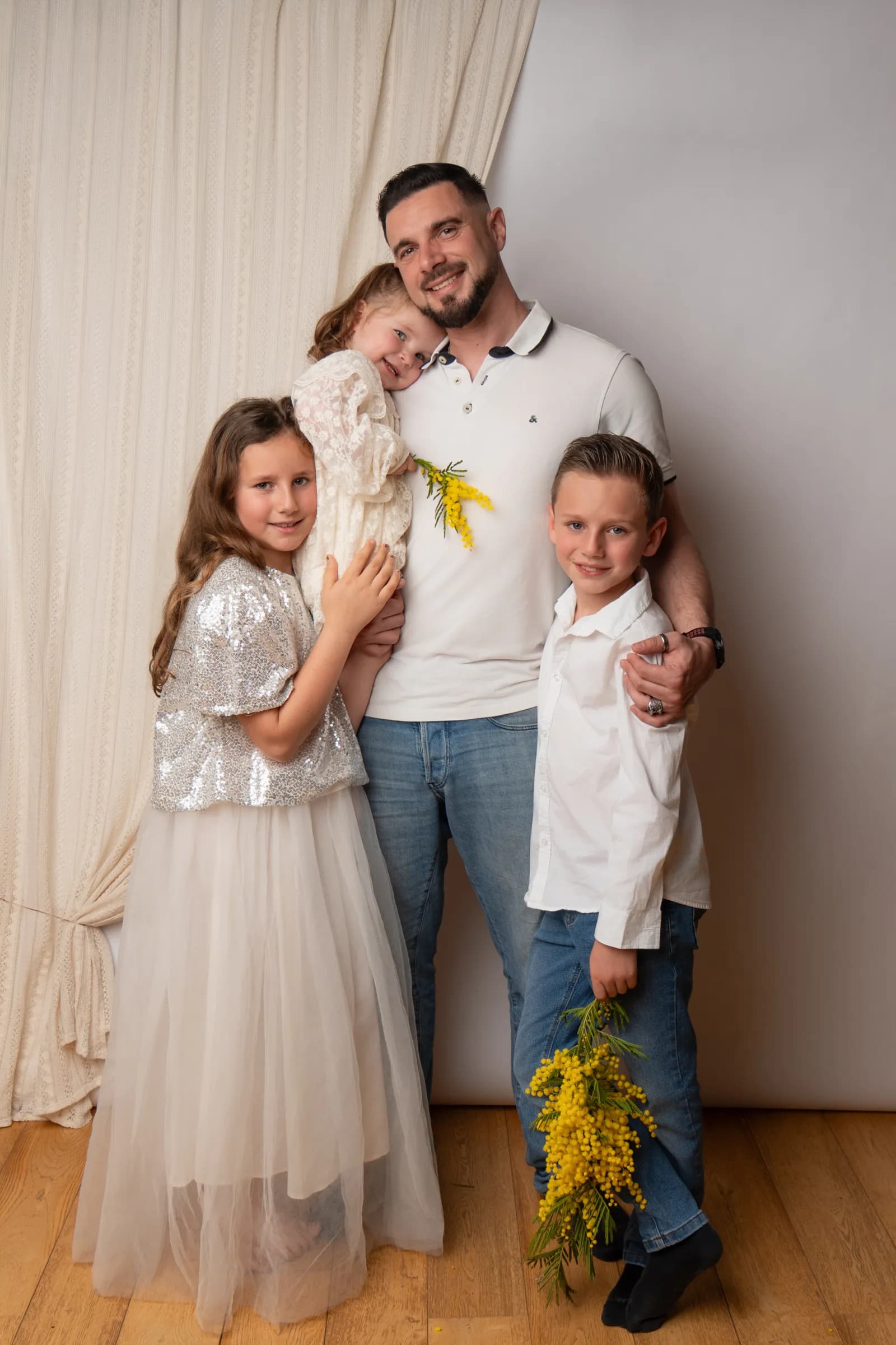 Photographe famille studio Aix, interaction père et enfant