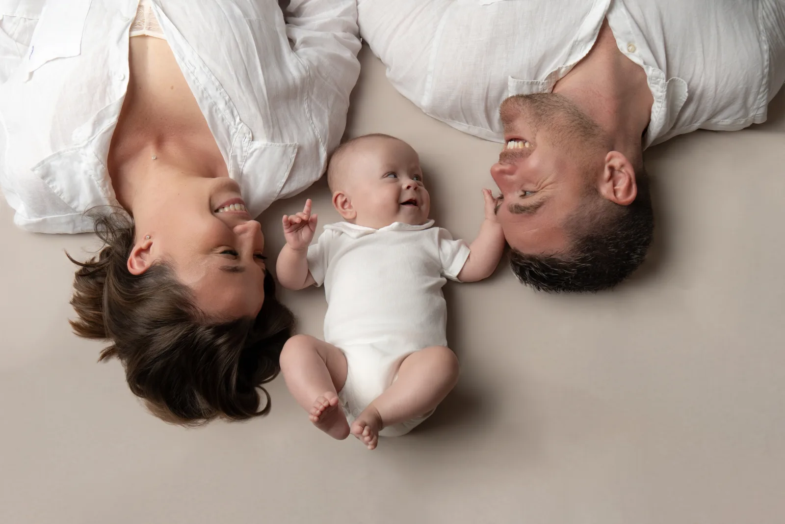 Photographe famille studio Aix, espace soigné et lumière travaillée