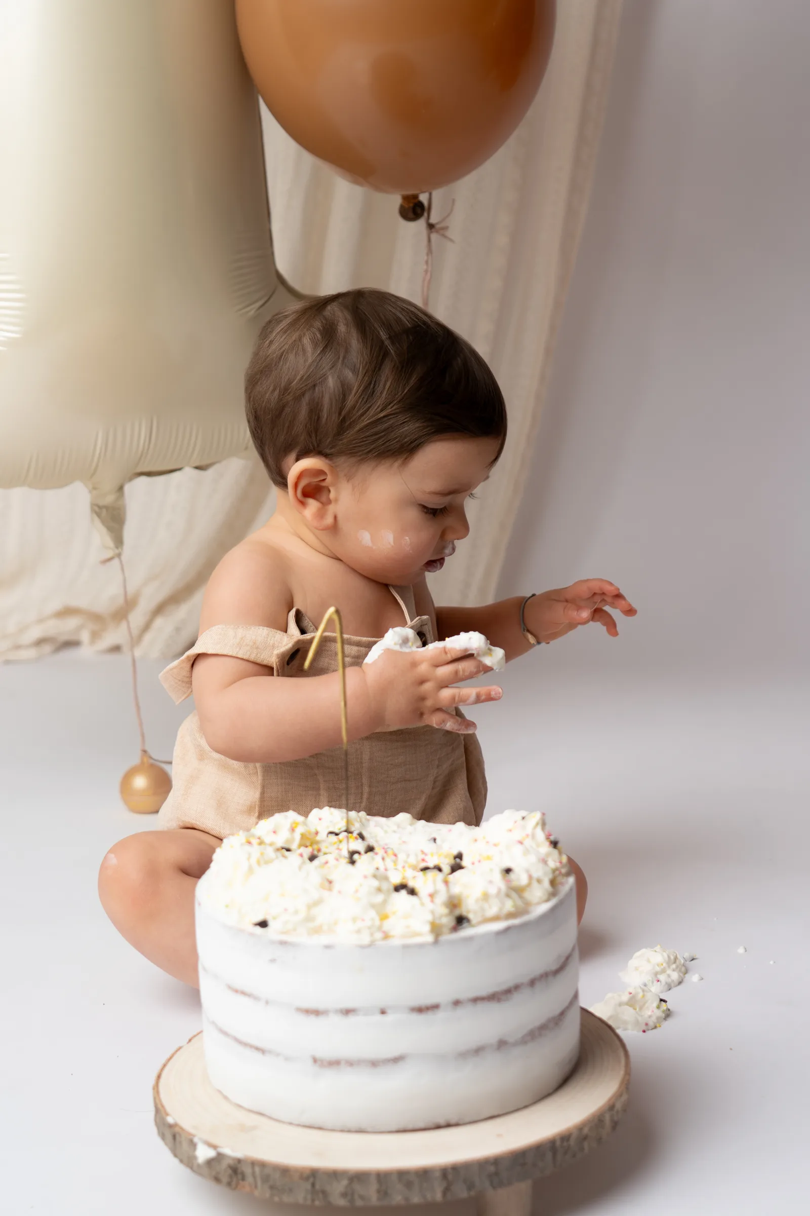 Bébé qui mange son gâteau smash the cake premier anniversaire