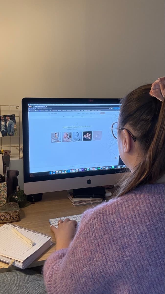 Jennifer au studio avec son setup