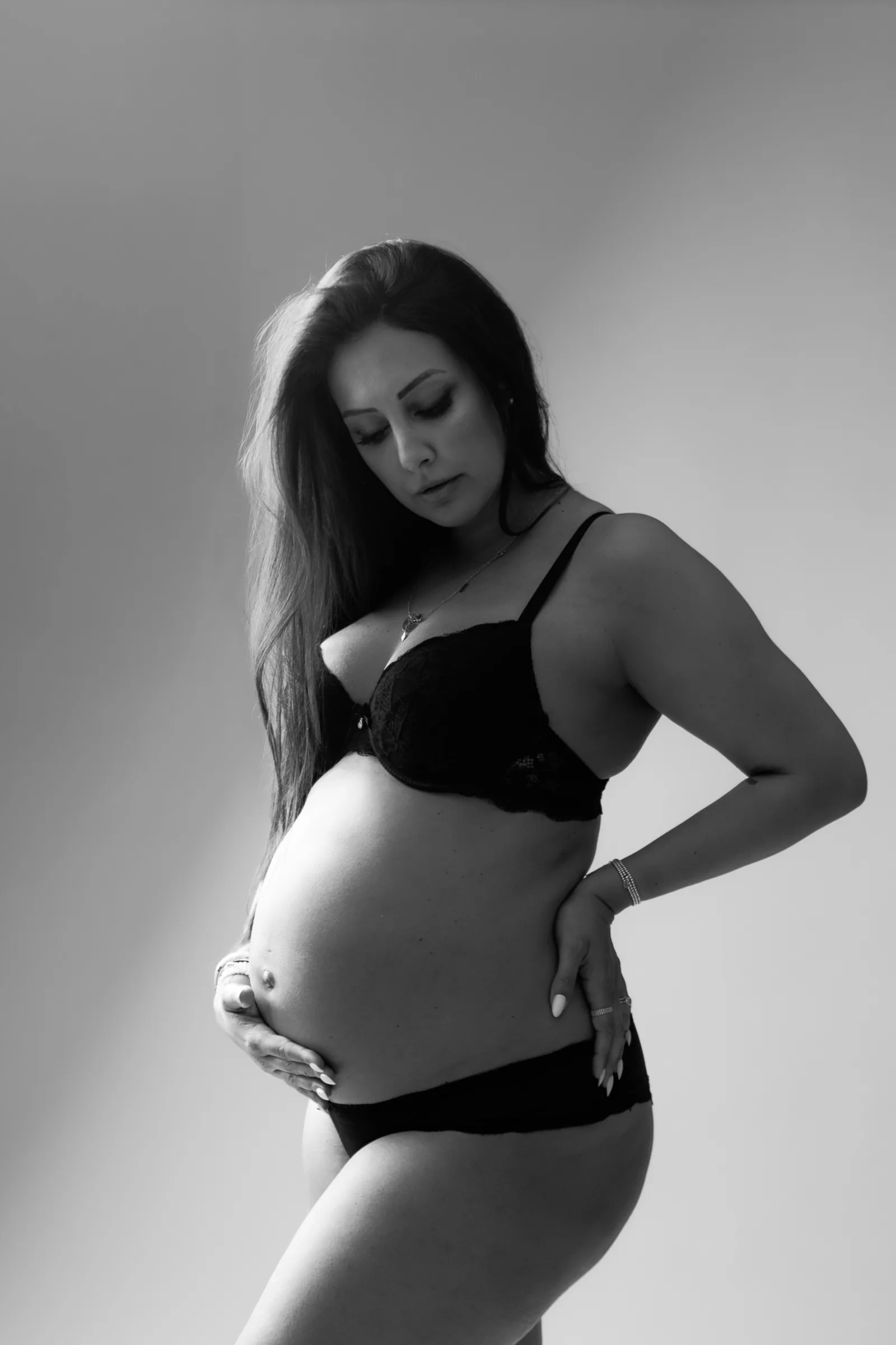 Séance grossesse à 32 semaines en studio à Aix-en-Provence
