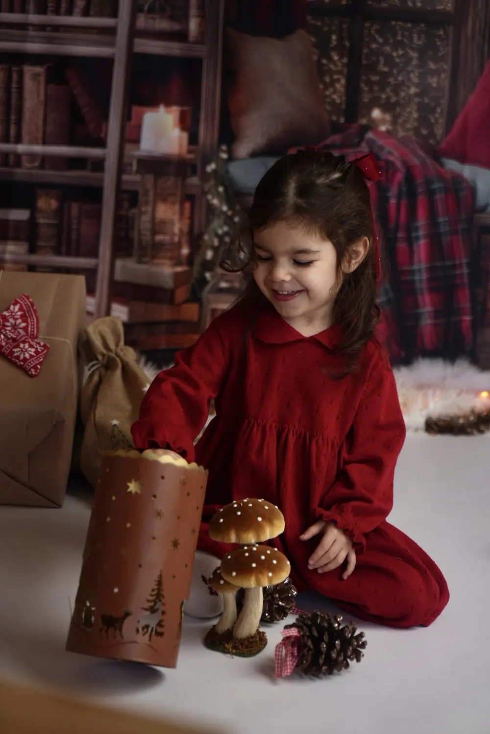 Petite fille souriante près d’une lanterne en bois, décor de Noël au studio à Aix